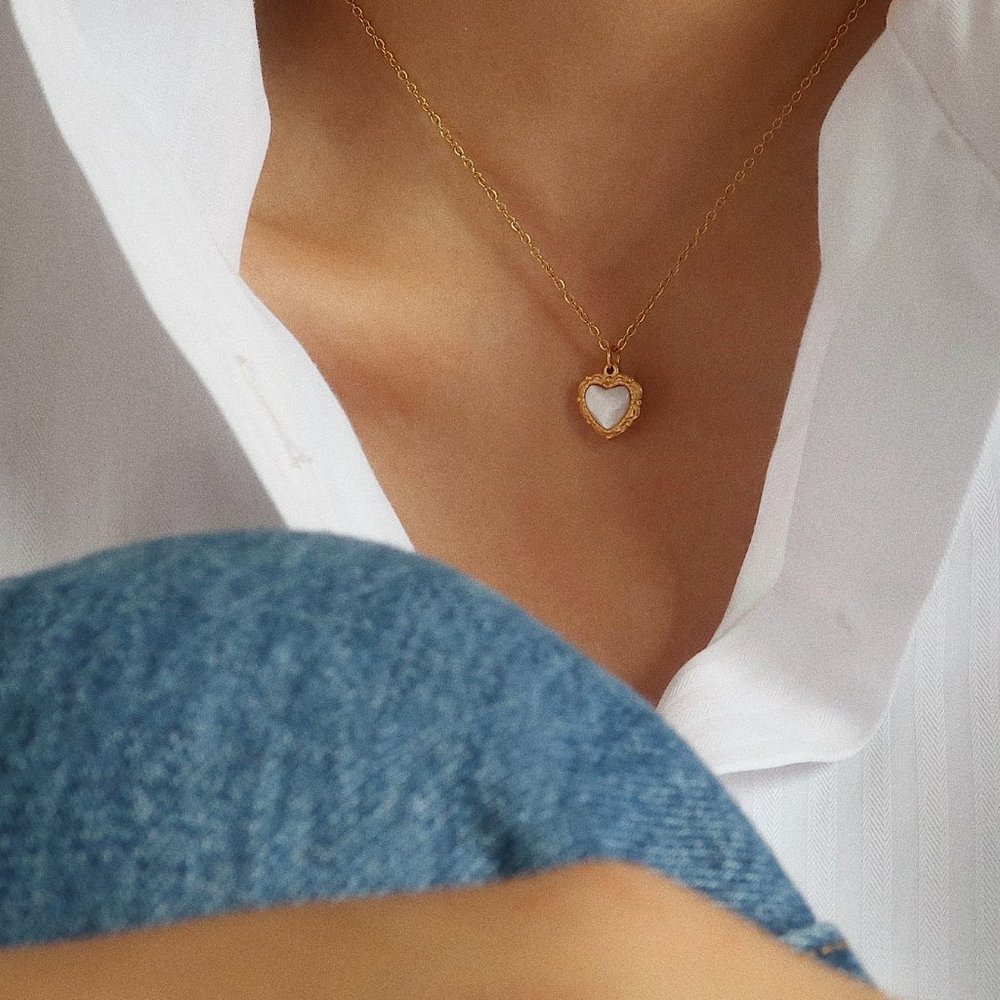 NEW 18K Gold Plated Shell Embossed Heart Love Necklace - Picture 11 of 12